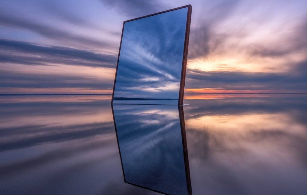 La signification spirituelle des miroirs : reflet de l’âme et portail vers d’autres dimensions